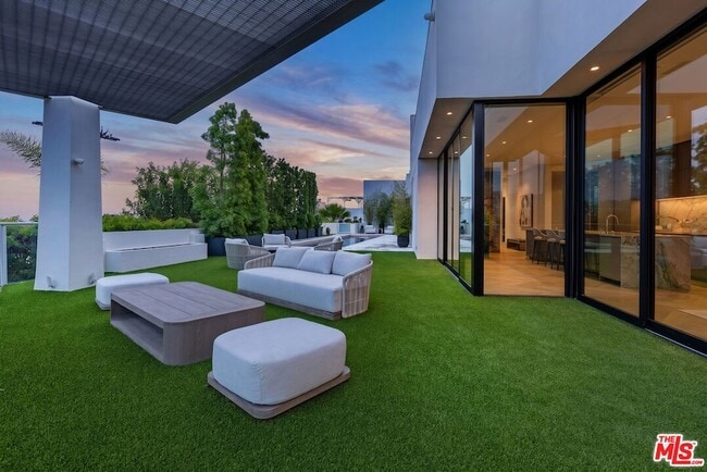 Building Photo - 9405 Sierra Mar Pl