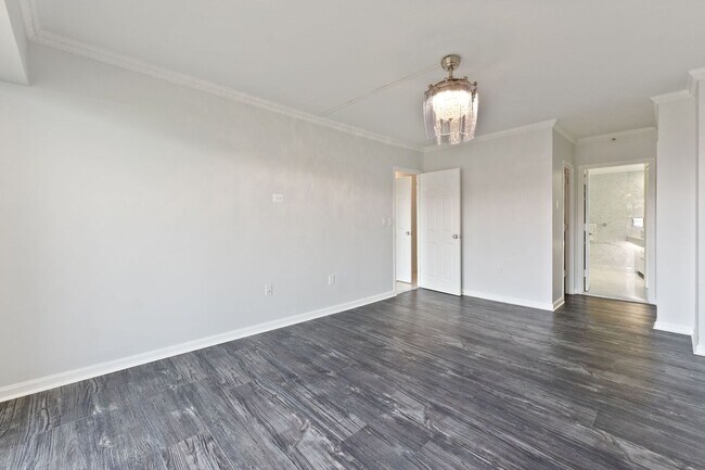 Building Photo - 1300 Crystal Dr