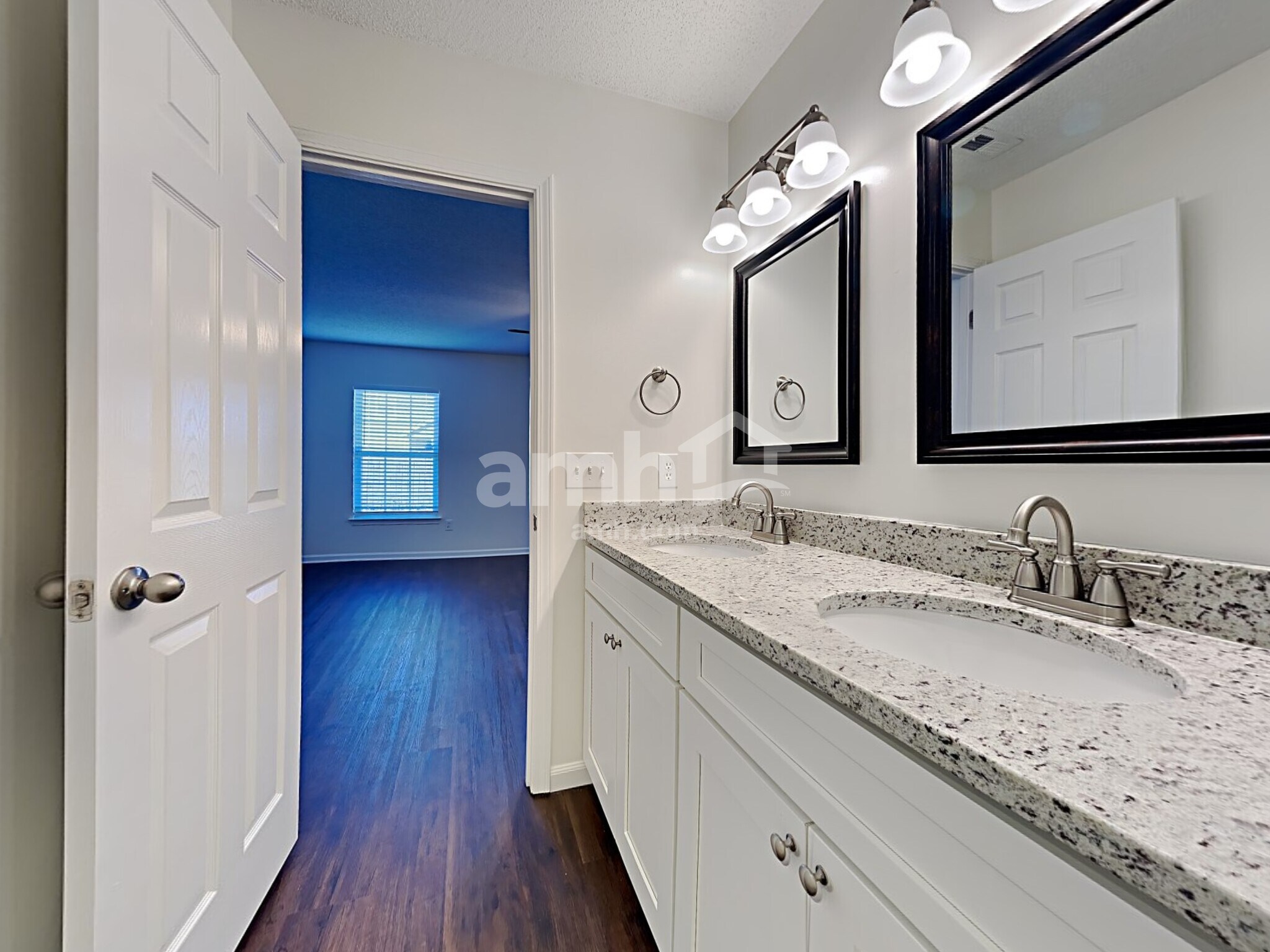 Building Photo - 3028 Crusades St