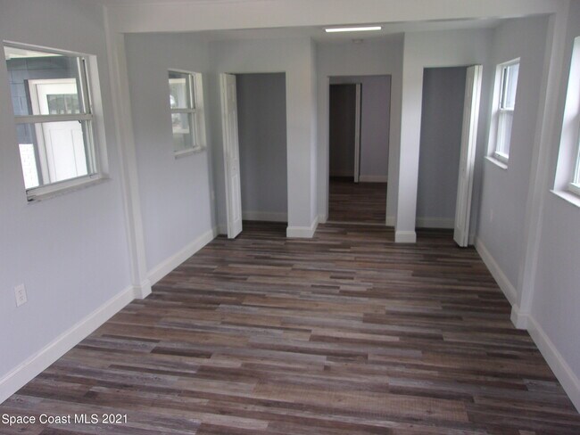 Building Photo - 1240 N Singleton Ave