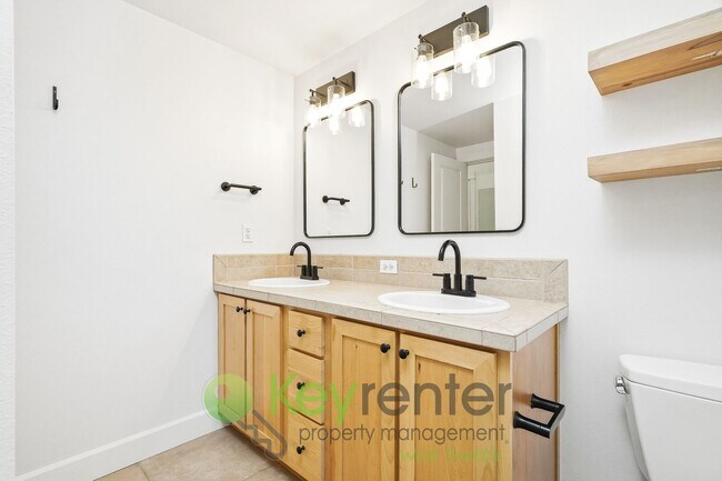 Building Photo - Modern Comfort Meets Classic Seattle Charm