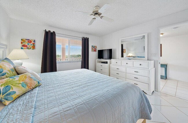 Building Photo - 353 S US Hwy 1