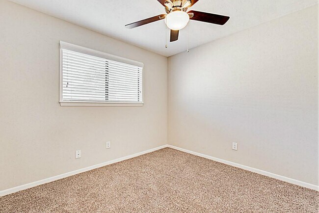 Building Photo - 13830 Hollowgreen Dr