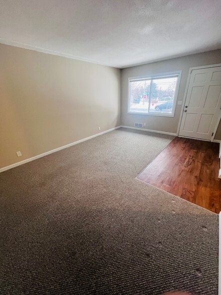 Building Photo - 607 38th Ave NE