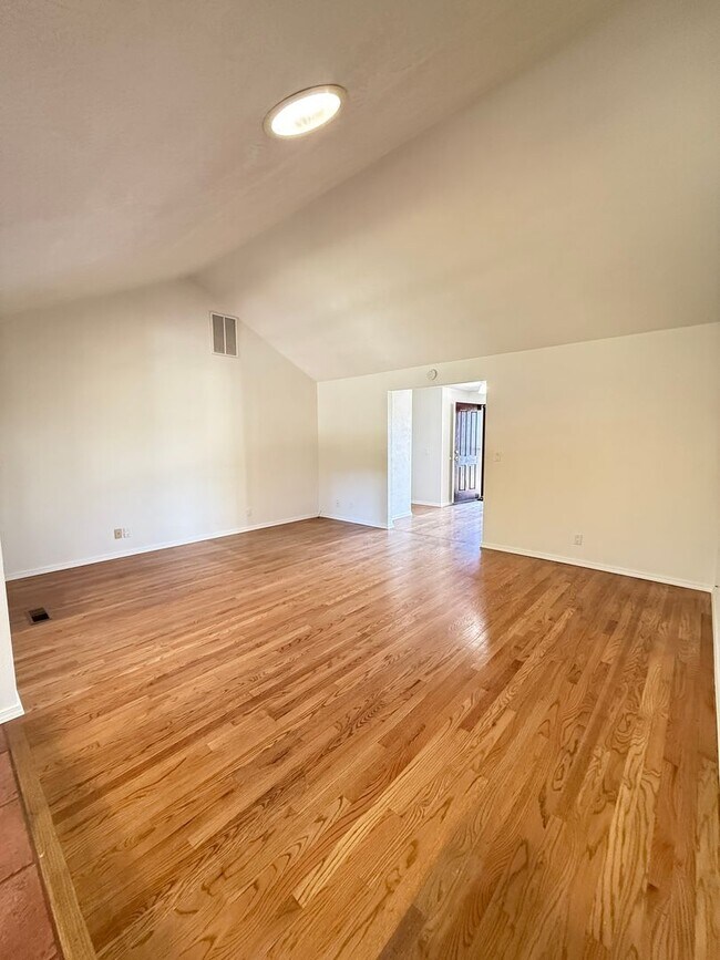 Building Photo - Immaculate 3 bedroom, 2 bath home in desirable Medford Neighborhood!