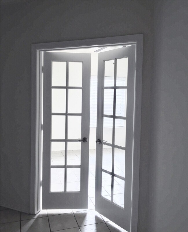 Building Photo - 2865 Westhollow Dr