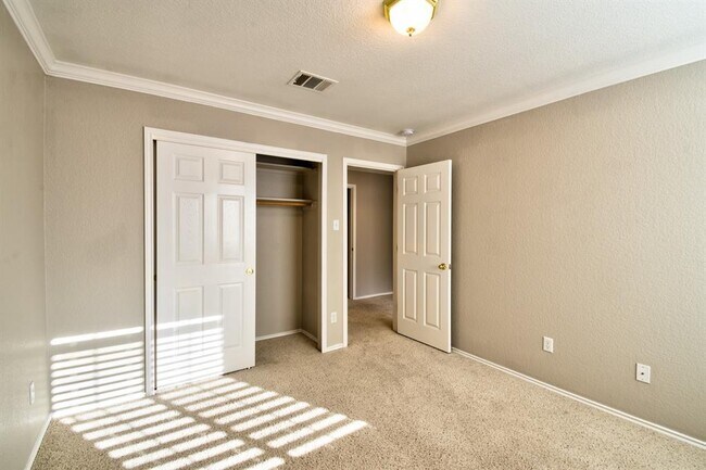 Building Photo - 10700 Beard Ave