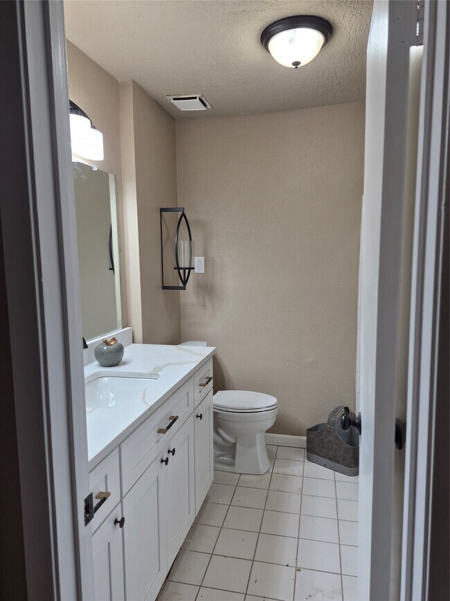 Building Photo - 1022 Manorglen Dr