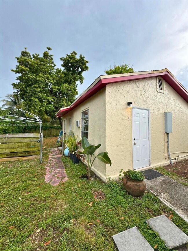 Building Photo - 1030 NW 106th St