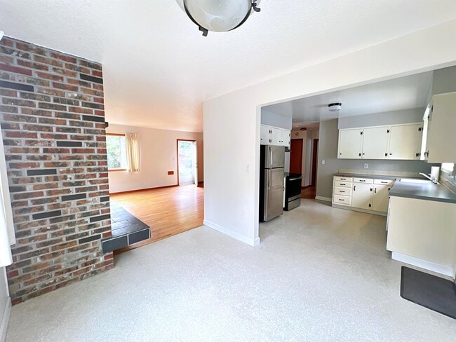 Building Photo - 3385 SE 10th Ave