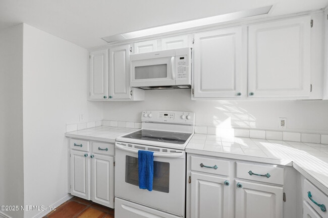 Building Photo - 600 First St