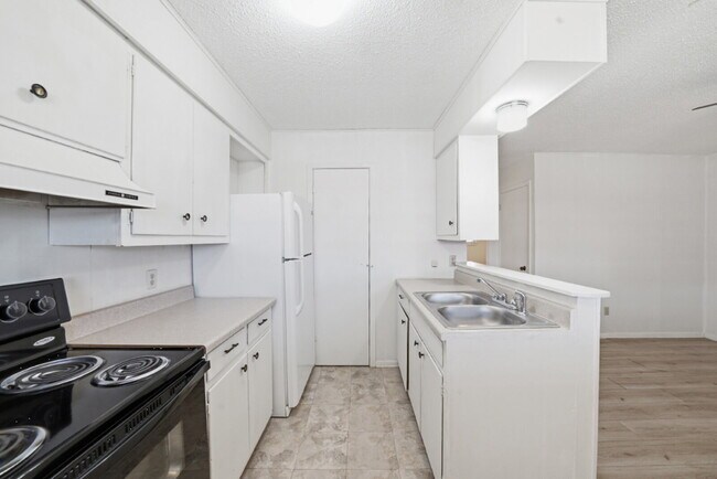 Building Photo - 204 W Lampasas St