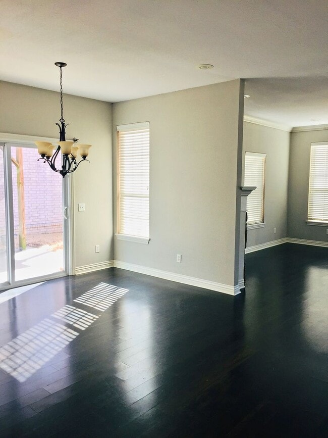 Building Photo - 3 Miles From the UofA!! Beautiful 3 Bedroo...