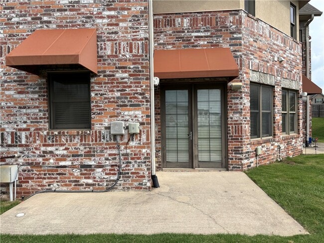 Building Photo - 2645 S Everest Ave