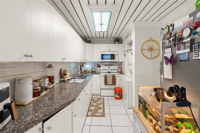 Building Photo - 10000 NW 80th Ct