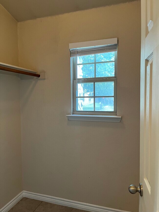 Building Photo - 209 Serenade Ln
