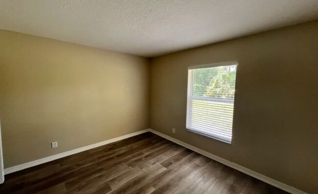 Building Photo - 1905 SW Fears Ave