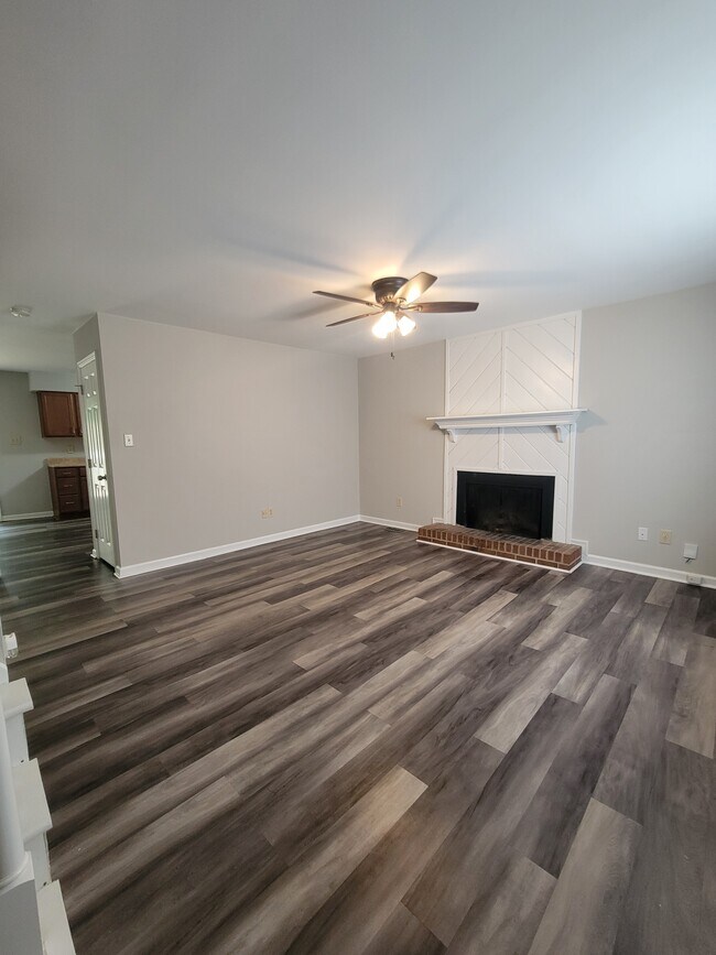 Building Photo - 100 Bramble Ct
