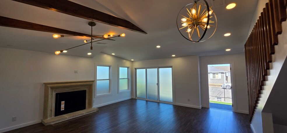 Building Photo - 425 Daisy Ln