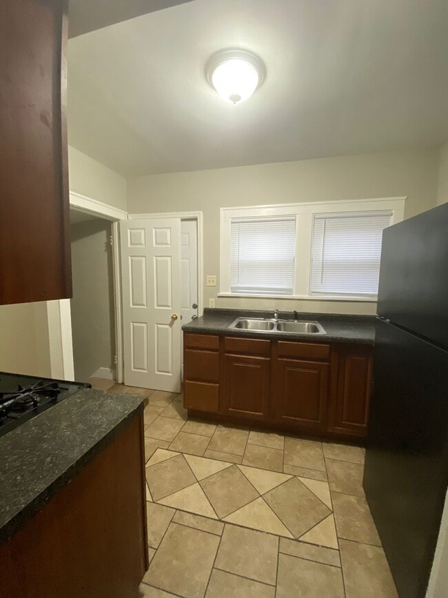 Building Photo - Large Glen Park Home