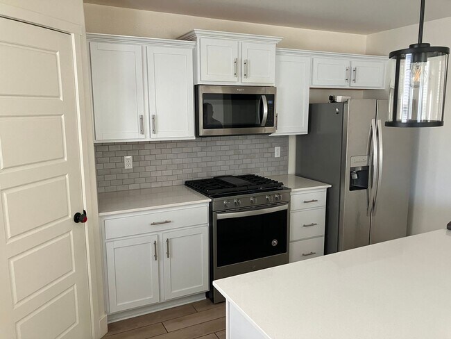 Building Photo - 5 bedroom 3 1/2 bath house in gated commun...