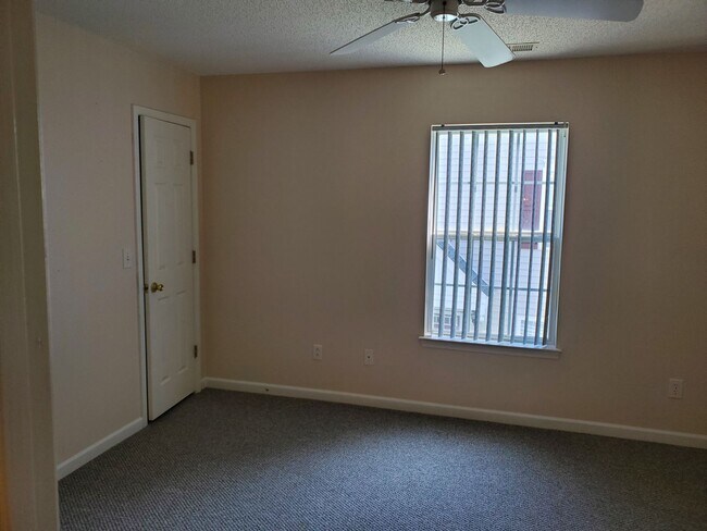 Building Photo - 2 Bedroom / Loft at Wynbrooke