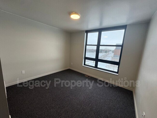 Building Photo - 208 E Greenfield Ln