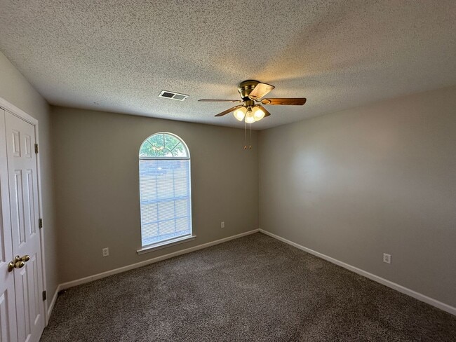 Building Photo - Bright open 3BR/2ba with bonus, 1900 sq feet!  Pets are owner's approval, fees apply.
