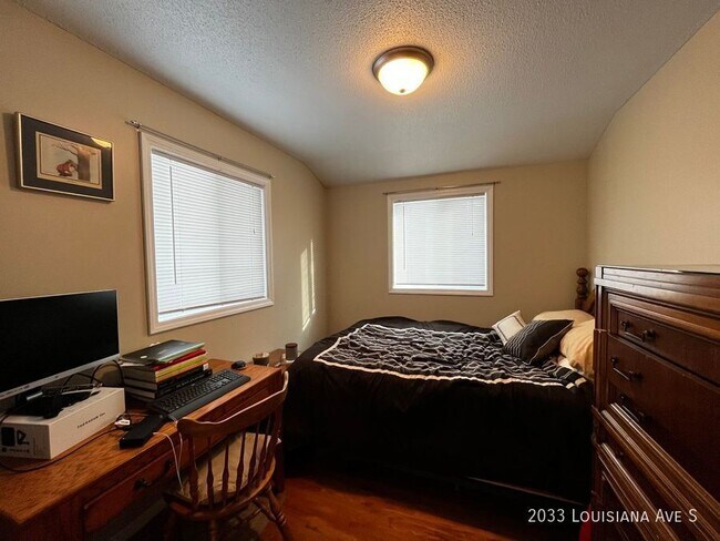 Building Photo - 3br 1ba ~ Security Deposit Alternative for...