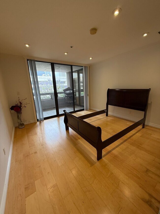 Building Photo - 2bed 2bath in Los Angeles
