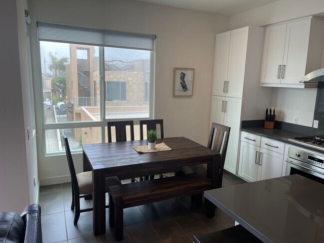 Building Photo - Water views! Less than a block from the ocean! 2 Bed 2.5 Bath Townhome!