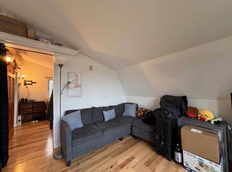 Building Photo - 18 Old Hollis Rd