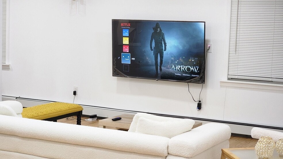 Building Photo - 150 E Walnut St