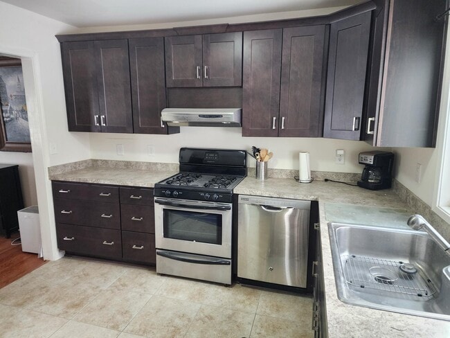 Building Photo - 40 Maple St