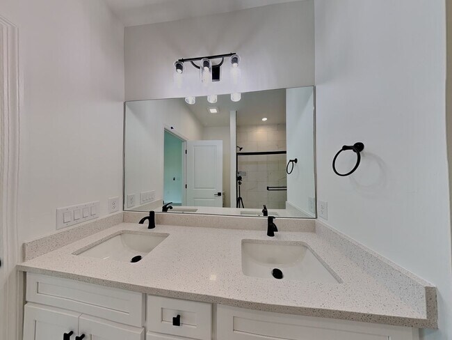 Building Photo - 473 Linden Ave S