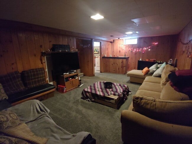 Building Photo - AVAILABLE JUNE - 4 BED 2 BATH