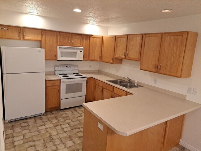 Building Photo - End unit townhome with basement suite!!