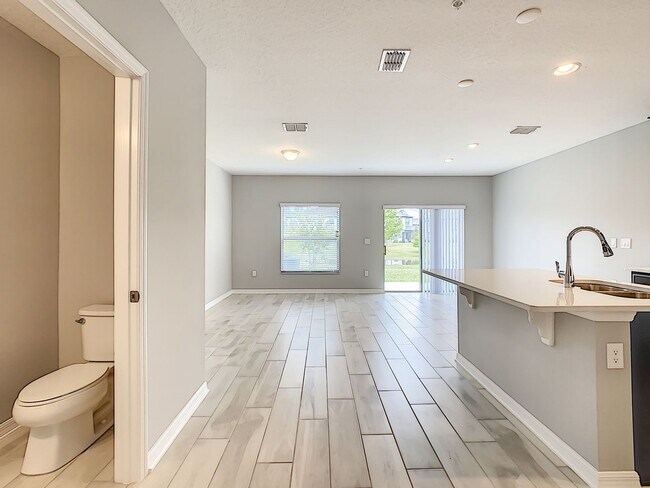 Building Photo - Stylish 3-Bedroom Townhome in Gated Sanfor...