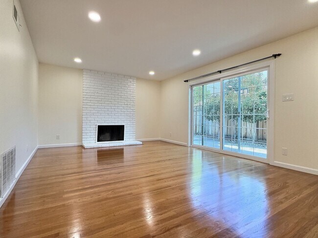 Building Photo - 3BD/2BA - Updated Charming Single Family Home in Great Location!