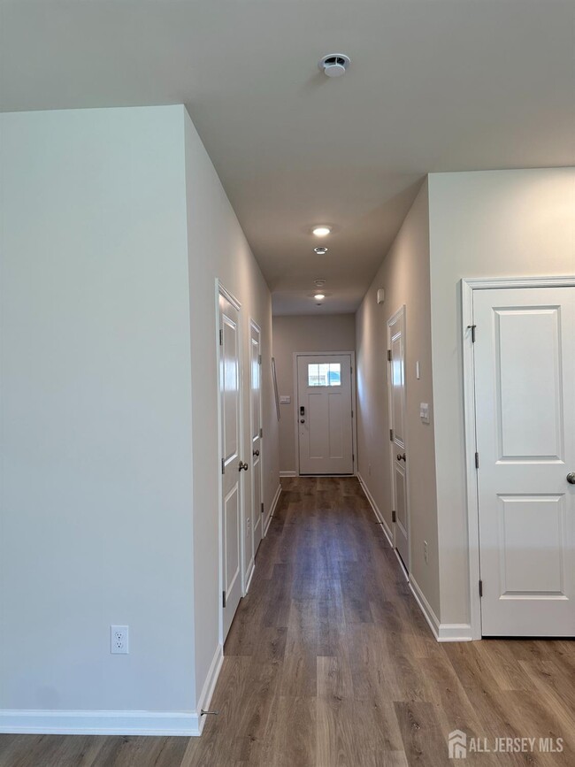 Building Photo - 8 Elenor Ln