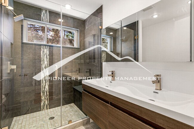 Building Photo - Spacious Home with Fenced Yard and Washer/Dryer