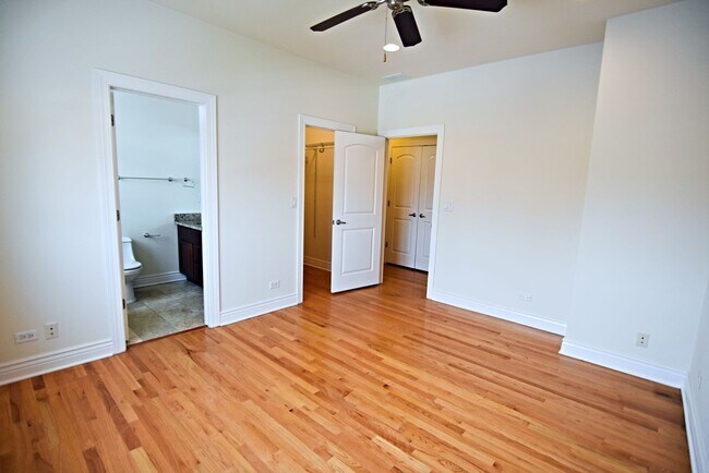 Building Photo - 5140 N Clark St