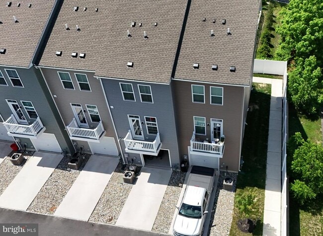 Building Photo - 2 Sidney Ln