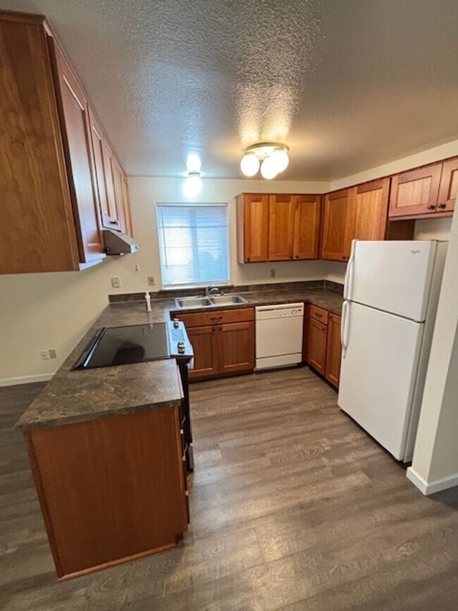 Building Photo - Prime Orting Townhome