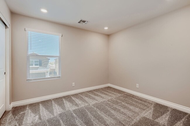 Building Photo - Must see 5 bedroom home with loft