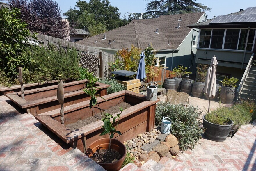 Building Photo - 575 Valle Vista Ave