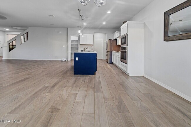 Building Photo - 917 Airship Pl