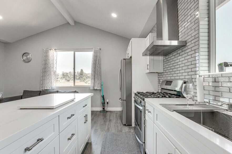 Building Photo - 2022 Avenida Del Diablo