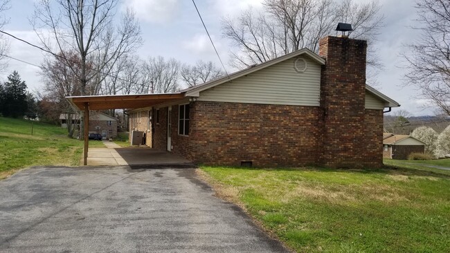 Building Photo - Large Brick Ranch near Cherokee Lake