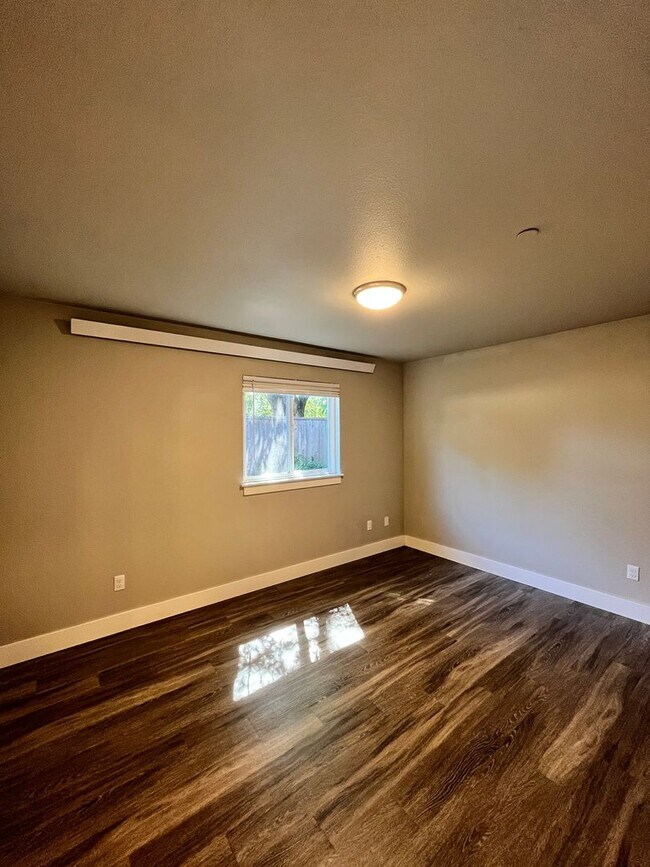 Building Photo - Large 3 Bedroom 2 Bathroom! In-Unit Washer...